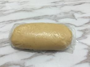 6. 用保鲜袋装好送进冰箱醒面2—3小时