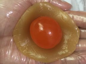 7. 醒面的过程可以准备馅料的部分
把莲蓉和蛋黄一起称出35克
莲蓉压成片把蛋黄包起