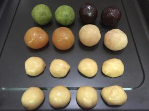 8. 把馅都包好用保鲜膜盖住备用
醒好的月饼皮也称出备用