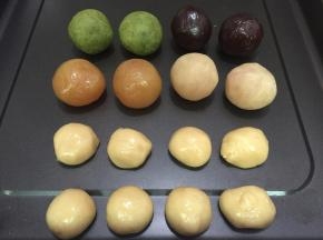 8. 把馅都包好用保鲜膜盖住备用
醒好的月饼皮也称出备用
