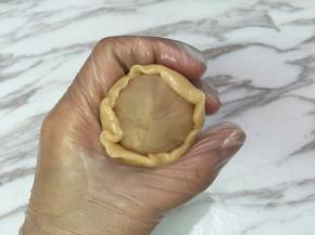 11. 用虎口把饼皮收好，收圆