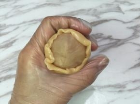 11. 用虎口把饼皮收好，收圆