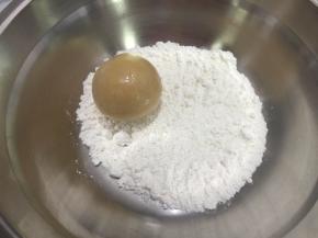 12. 把月饼放在面粉中滚一圈