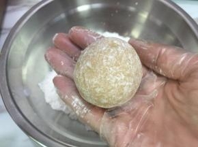 13. 月饼拿出把表面多余的面粉拍掉