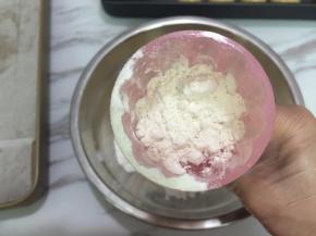 14. 模具装好花片，装入少许面粉滚一圈，再把面粉磕出来