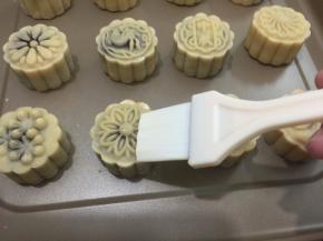 20. 取出，稍微放凉再轻轻的刷上一层蛋液