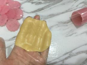 9. 把饼皮按压开