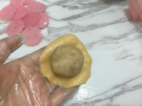 10. 月饼皮压扁把馅放在饼皮上