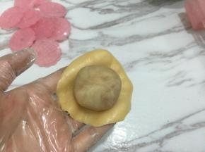 10. 月饼皮压扁把馅放在饼皮上
