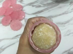 15. 把月饼放入模具中