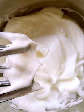 蛋白加柠檬汁打发至硬性发泡，打蛋器全程低速打发，蛋白更稳定，打蛋器提起来有个小三角即可