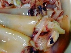去皮去除里面脏东西，肚子里有小个黑色一定要去除。