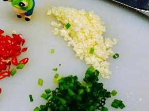 辣椒，葱，蒜头备用