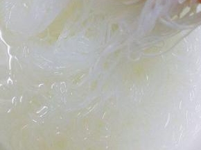 粉丝捞出沥水剪短