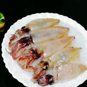 把鱿鱼码在粉丝上面