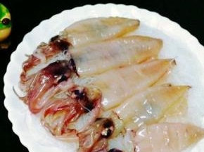 把鱿鱼码在粉丝上面