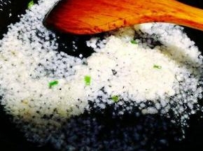 起油锅，小火倒入蒜蓉