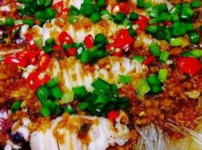 最后撒上辣椒葱花即可