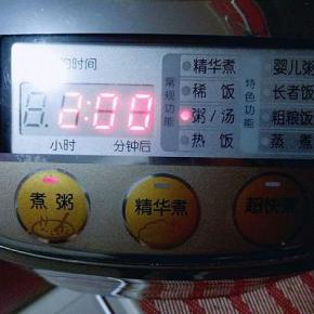 电饭煲启动煮粥功能，两小时就可以吃了。