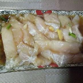 龙利鱼切条状，形状根据个人喜欢。加入料酒，生抽，切碎的葱姜，腌制10分钟。