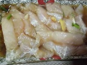 龙利鱼切条状，形状根据个人喜欢。加入料酒，生抽，切碎的葱姜，腌制10分钟。