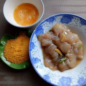 准备工作完成，鸡蛋敲碗里。