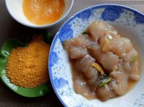 准备工作完成，鸡蛋敲碗里。