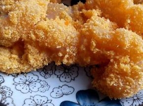 鱼排首先在蛋液碗里蘸满蛋液，再放面包糠器具中均匀裹上面包糠。