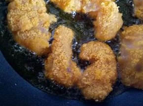 不粘锅中加入鱼块，油温6成时加入鱼块。煎至两面金黄即可。