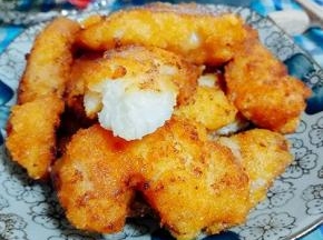 出锅后放在油纸上，吸走多余的油。