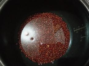 红豆加600克水，用电饭煲的煲粥档煮