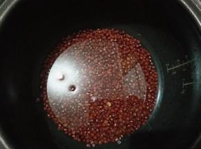 红豆加600克水，用电饭煲的煲粥档煮