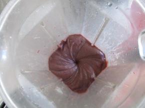 把煮好的豆连汤一起倒入破壁机，搅打成细腻的糊