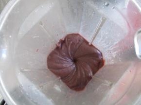 把煮好的豆连汤一起倒入破壁机，搅打成细腻的糊