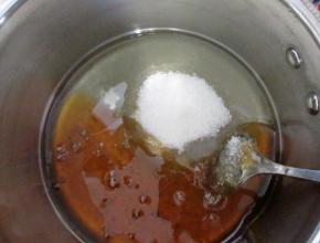 把白糖、麦芽糖和60克的水和40克的油倒入锅中