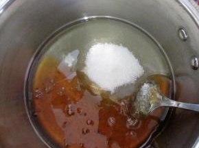 把白糖、麦芽糖和60克的水和40克的油倒入锅中