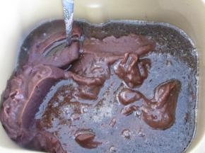 把搅打好的豆糊和糖液全部倒入面包机中，用筷子搅拌至糖液和豆糊融和，然后用自动翻炒功能，时间要根据豆糊的含水量决定，我的炒了一个半小时