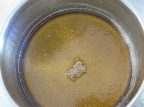 小火煮到水分蒸发，糖液可以拉丝的状态。如果有温度计，可以把量温度在115度左右，这样更方便掌握。注意煮的时候千万不要搅拌，以免糖浆结晶。