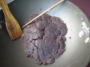 如果没有面包机，可以用不粘锅炒，也很容易，这个就是用不粘锅炒好晾凉的红豆馅，而且是用普通料理机搅打的，虽然没有破壁机打的细腻，但味道也是很好 的