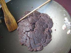 如果没有面包机，可以用不粘锅炒，也很容易，这个就是用不粘锅炒好晾凉的红豆馅，而且是用普通料理机搅打的，虽然没有破壁机打的细腻，但味道也是很好 的