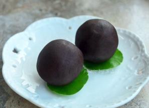 这是包了蛋黄准备做蛋黄酥的，看表面就知道这个豆蓉细腻油润啦