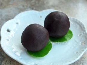 这是包了蛋黄准备做蛋黄酥的，看表面就知道这个豆蓉细腻油润啦