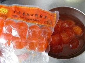 咸蛋黄前提用油浸泡一天，这样即可以去腥又可以提升口感。