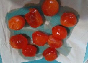 用的时候把蛋黄捞出用吸油纸吸掉表面多余的油