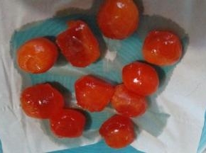 用的时候把蛋黄捞出用吸油纸吸掉表面多余的油