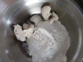 做油酥：配方是猪油33克，低筋粉67克，放入盆里