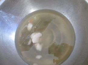 再做水油皮：配方是：高筋粉110克，猪油35克，开水45克，转化糖浆10克。转化糖浆是做月饼皮用的那种糖浆。没有可以不加。用开水把猪油冲化开，然后加入糖浆