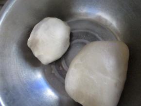 再加入面粉和成面团，大块的那个是水油皮的面团。两种面团和好后盖上保鲜膜饧一小时左右