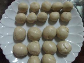 把油酥分成10克的剂子，水油皮分成20克的剂子