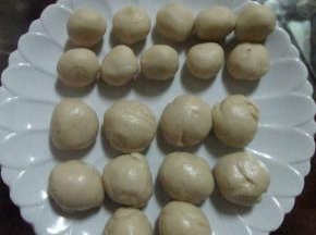 把油酥分成10克的剂子，水油皮分成20克的剂子